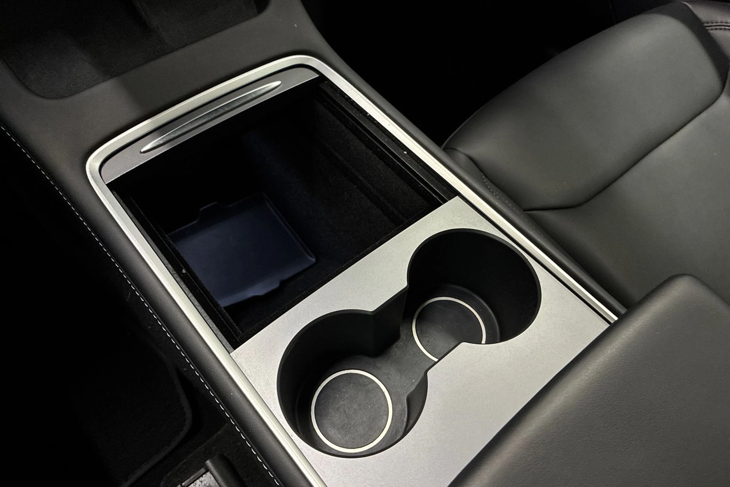 musta Tesla Model Y 2022 kuva 16.