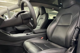 musta Tesla Model Y 2022 kuva 21.