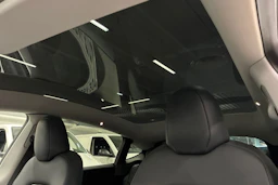 musta Tesla Model Y 2022 kuva 22.