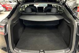 musta Tesla Model Y 2022 kuva 23.