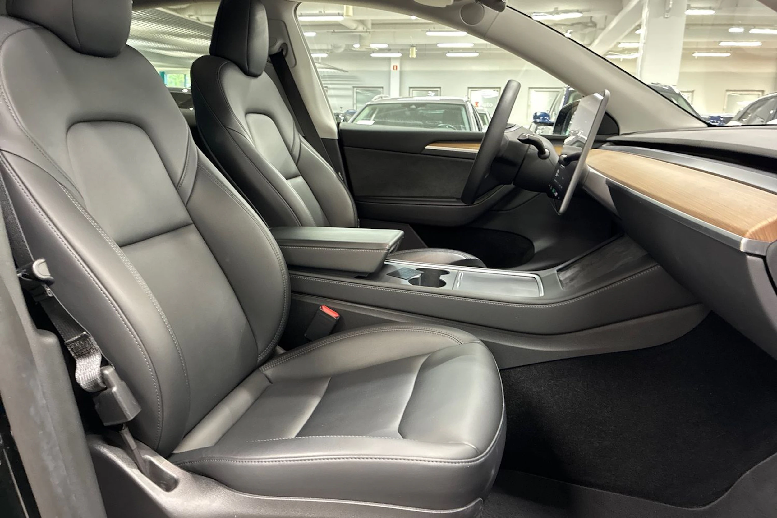 musta Tesla Model Y 2022 kuva 26.