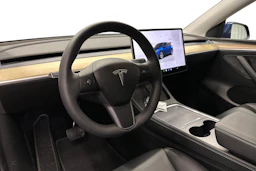 sininen Tesla Model Y 2022 kuva 6.
