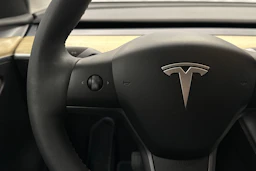 sininen Tesla Model Y 2022 kuva 11.