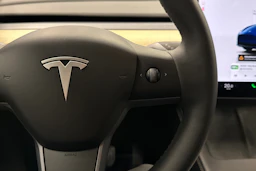 sininen Tesla Model Y 2022 kuva 12.