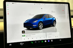 sininen Tesla Model Y 2022 kuva 14.