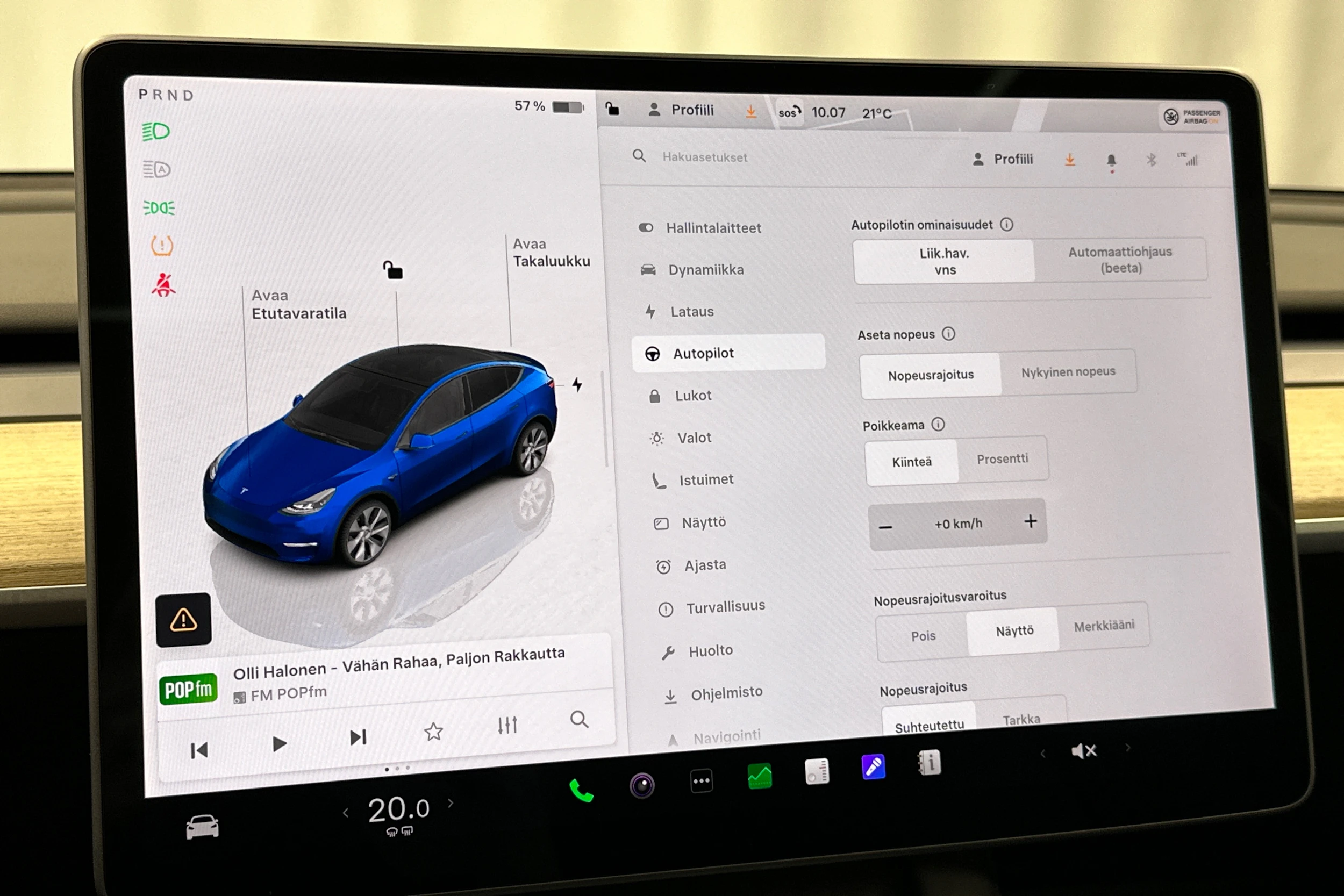 sininen Tesla Model Y 2022 kuva 18.