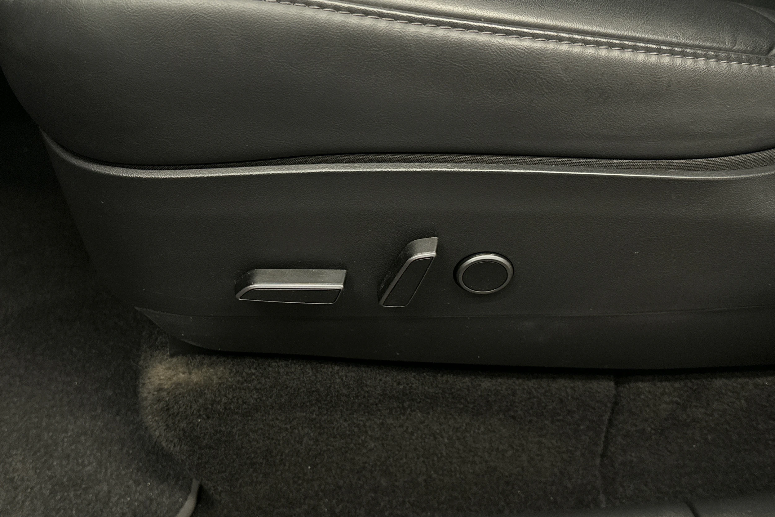 sininen Tesla Model Y 2022 kuva 32.