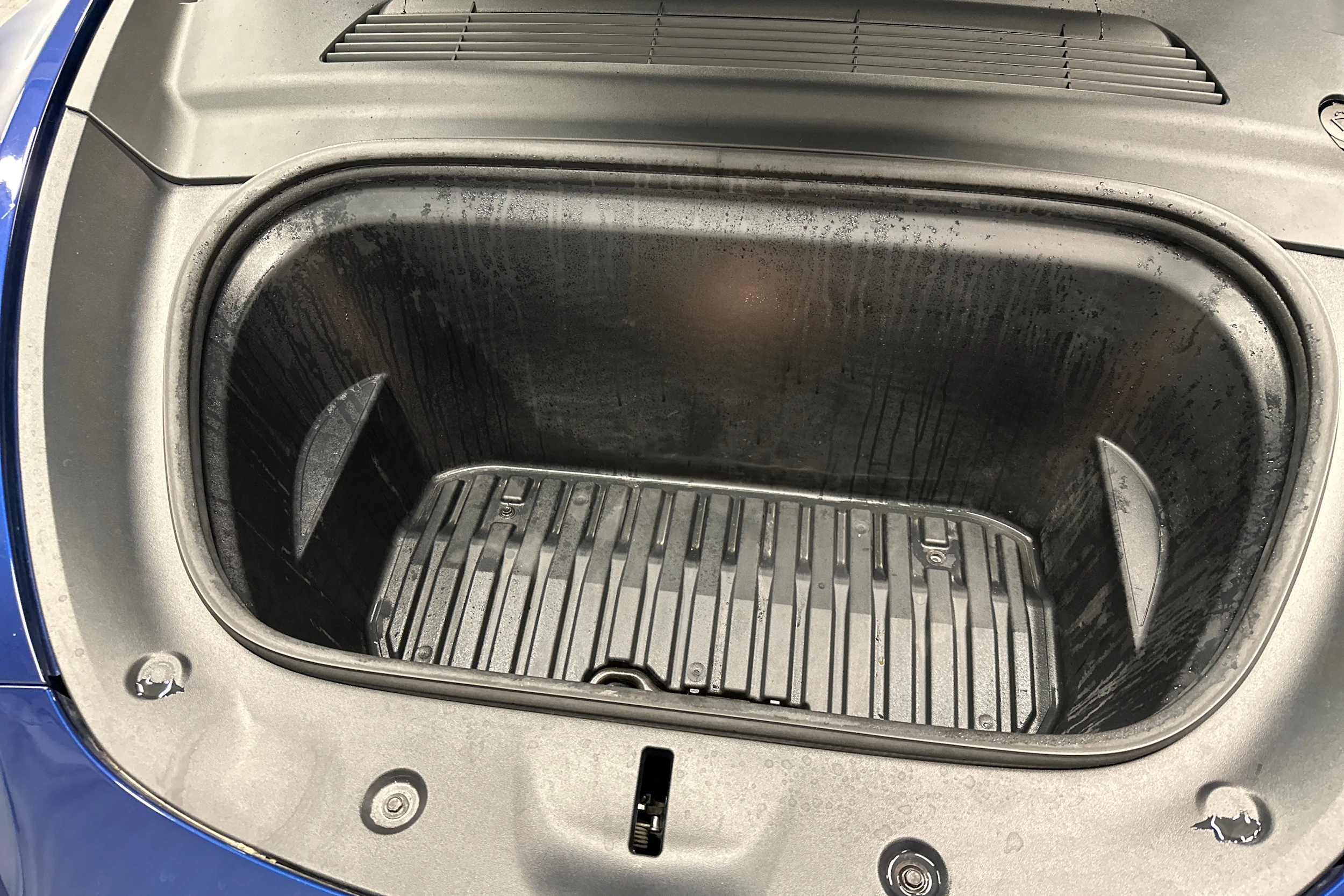 sininen Tesla Model Y 2022 kuva 34.