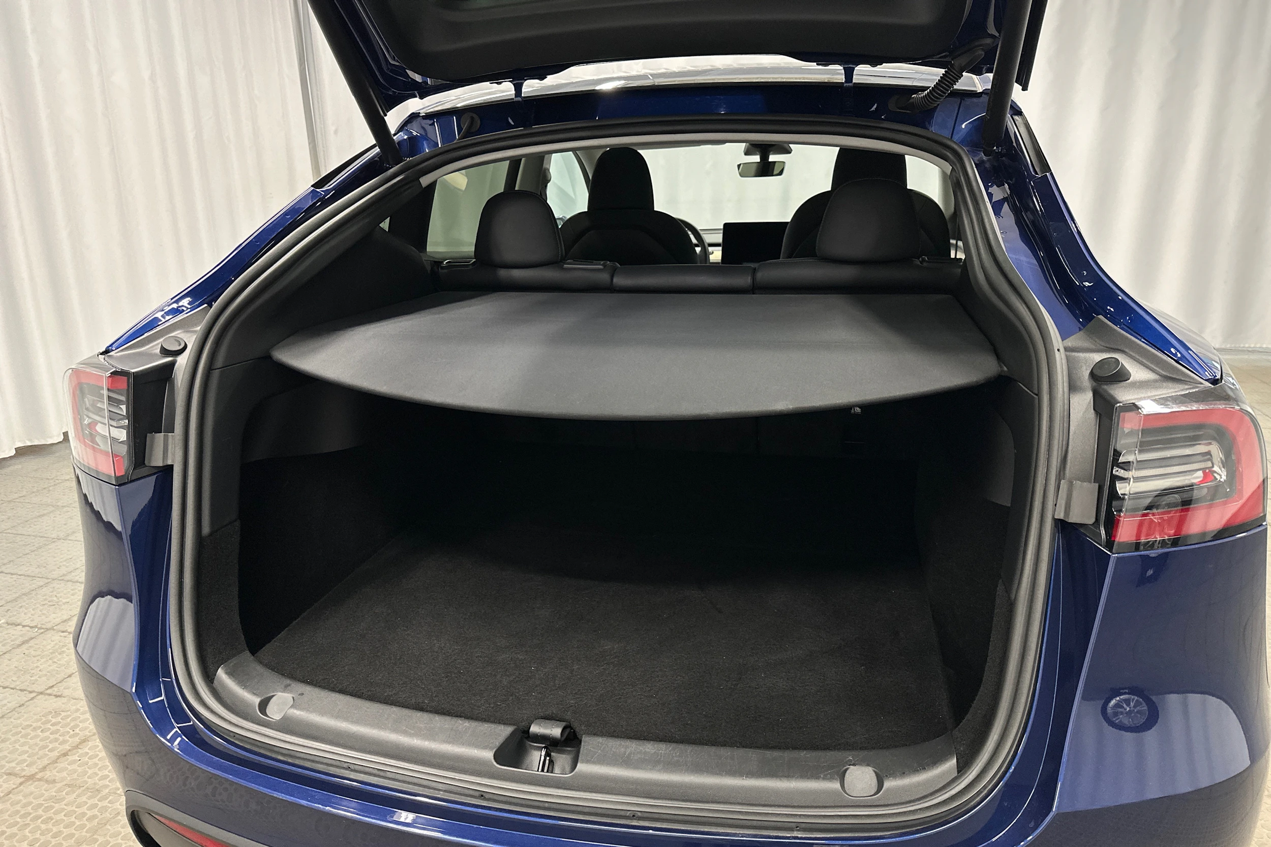 sininen Tesla Model Y 2022 kuva 35.