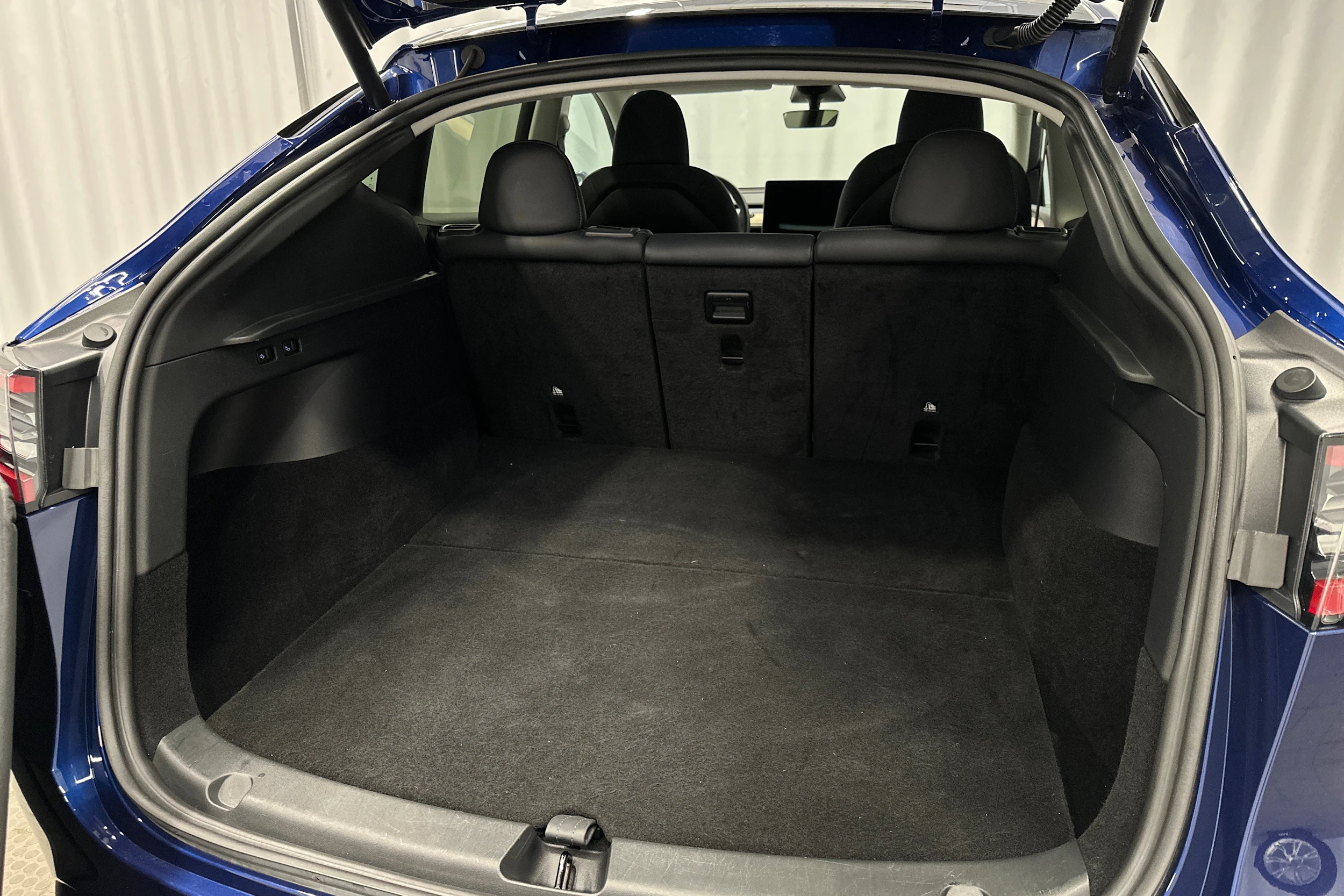 sininen Tesla Model Y 2022 kuva 36.