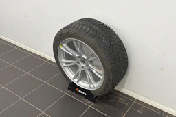 harmaa Tesla Model Y 2022 kuva 10.