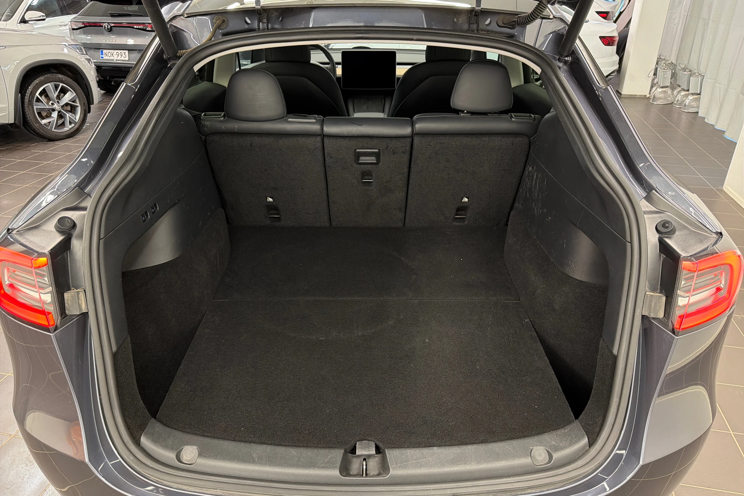 harmaa Tesla Model Y 2022 kuva 11.