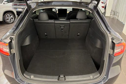 harmaa Tesla Model Y 2022 kuva 11.