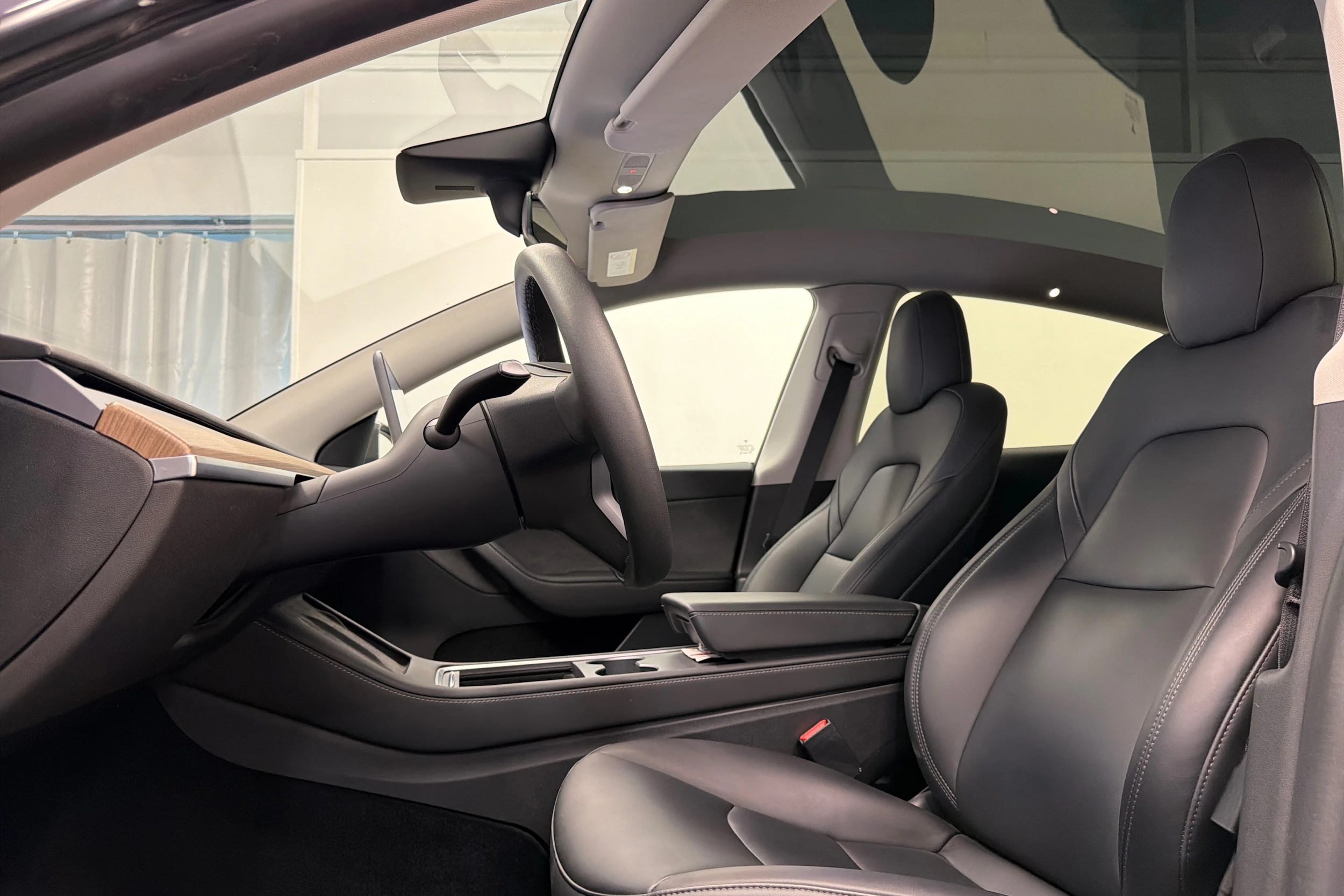 harmaa Tesla Model Y 2022 kuva 13.