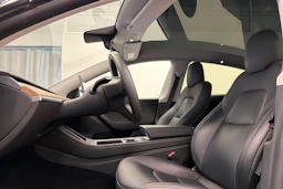 harmaa Tesla Model Y 2022 kuva 13.