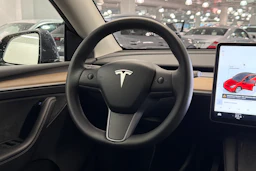 harmaa Tesla Model Y 2022 kuva 15.