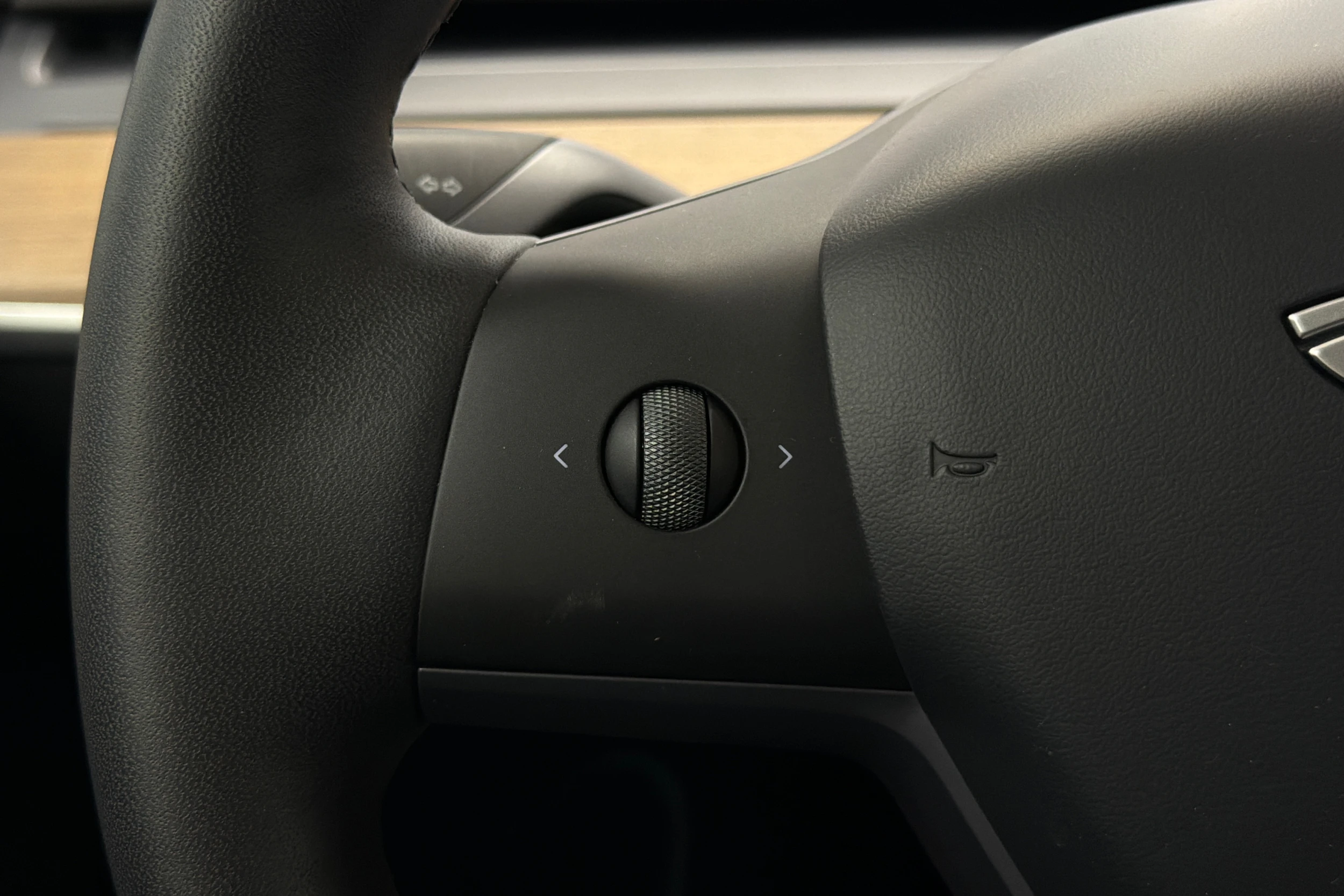 harmaa Tesla Model Y 2022 kuva 16.
