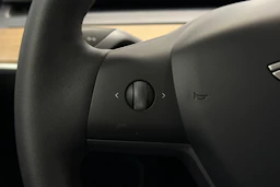 harmaa Tesla Model Y 2022 kuva 16.