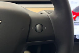 harmaa Tesla Model Y 2022 kuva 17.