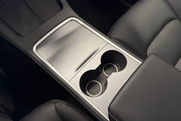 harmaa Tesla Model Y 2022 kuva 18.