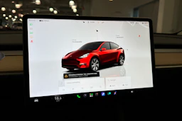 harmaa Tesla Model Y 2022 kuva 19.