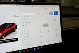 harmaa Tesla Model Y 2022 kuva 20.