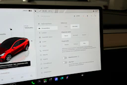 harmaa Tesla Model Y 2022 kuva 21.