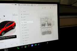 harmaa Tesla Model Y 2022 kuva 23.