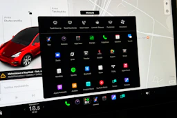 harmaa Tesla Model Y 2022 kuva 28.