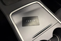 harmaa Tesla Model Y 2022 kuva 29.