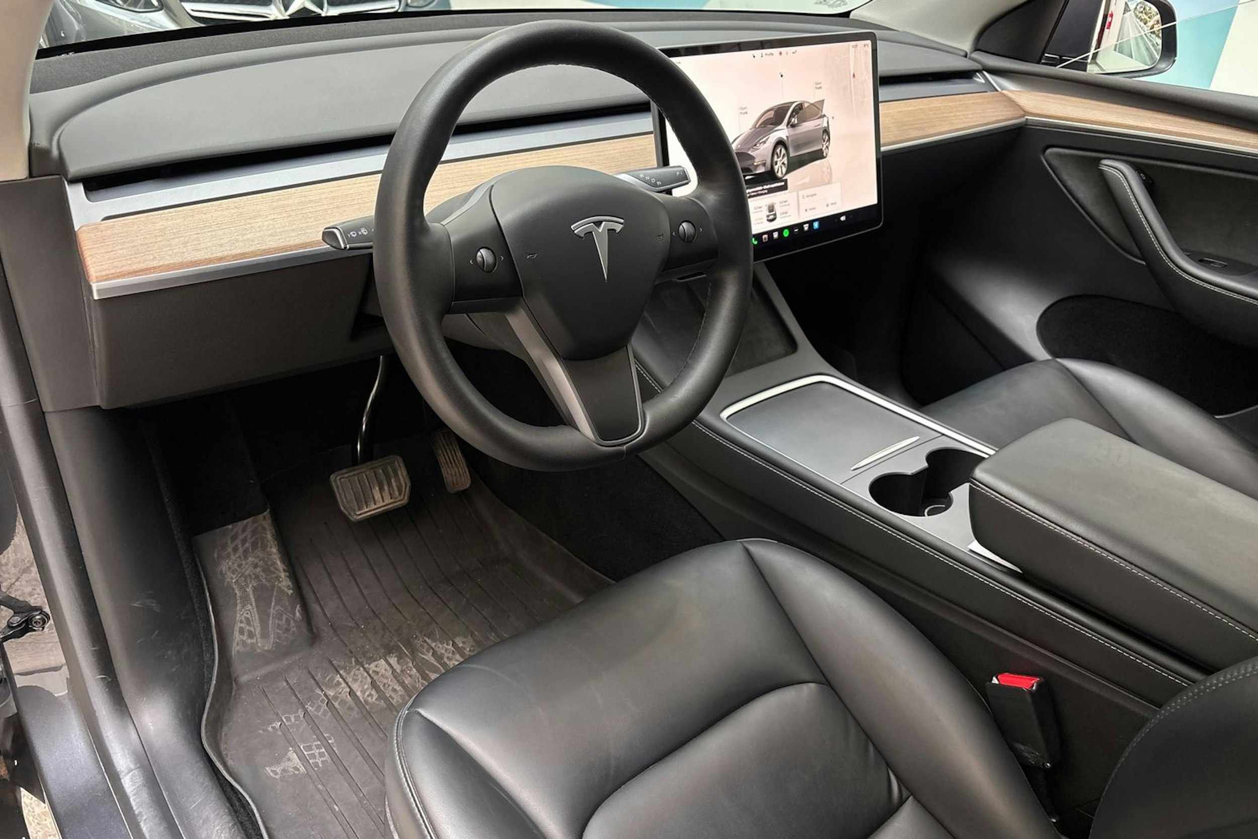 harmaa Tesla Model Y 2022 kuva 6.