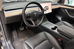 harmaa Tesla Model Y 2022 kuva 6.