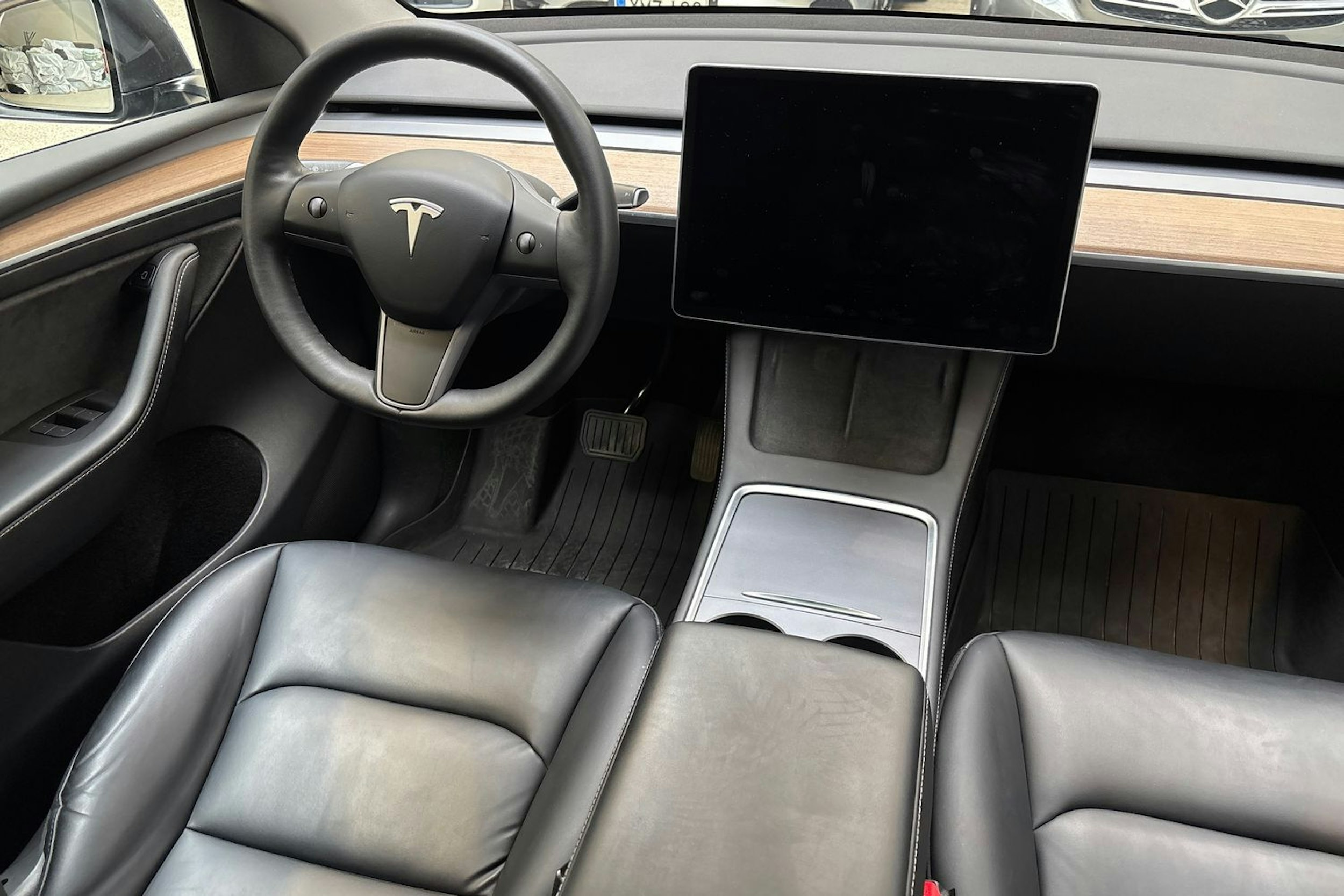 harmaa Tesla Model Y 2022 kuva 7.