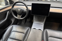 harmaa Tesla Model Y 2022 kuva 7.