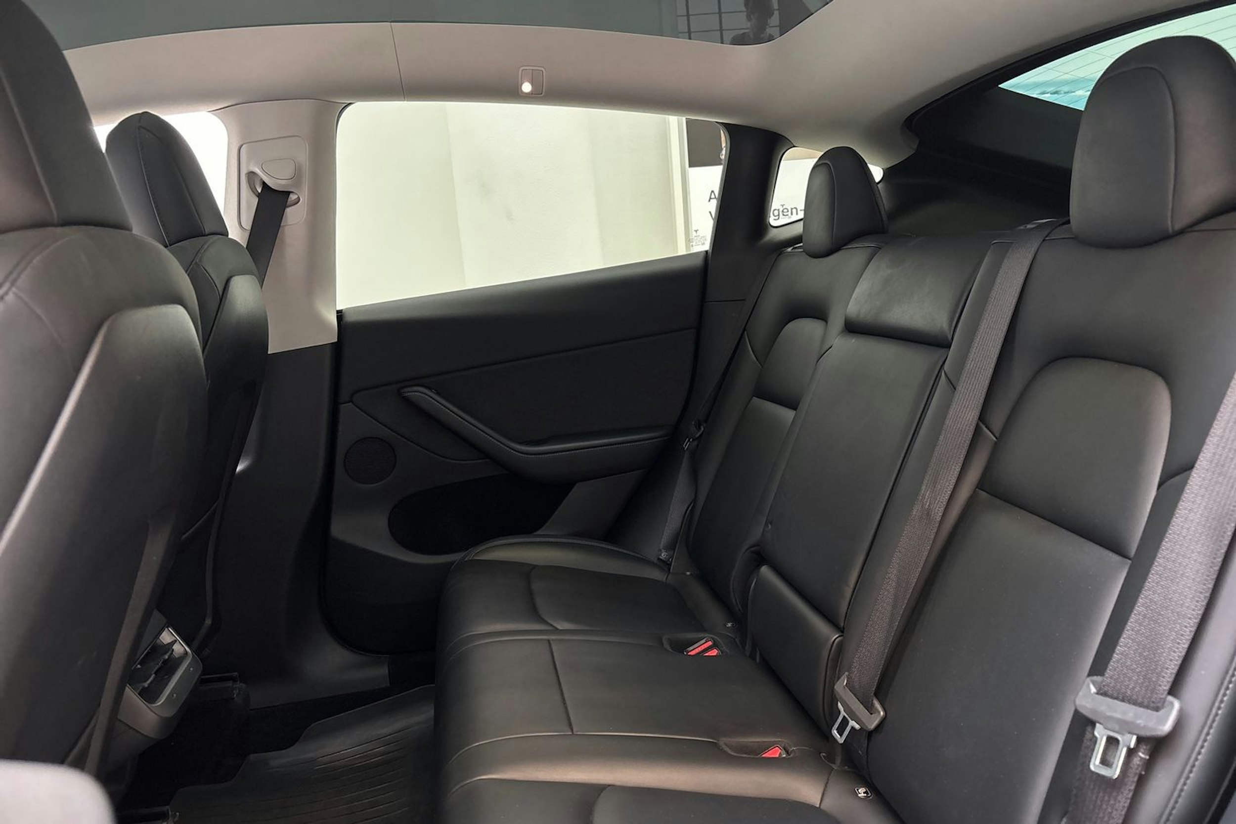harmaa Tesla Model Y 2022 kuva 8.