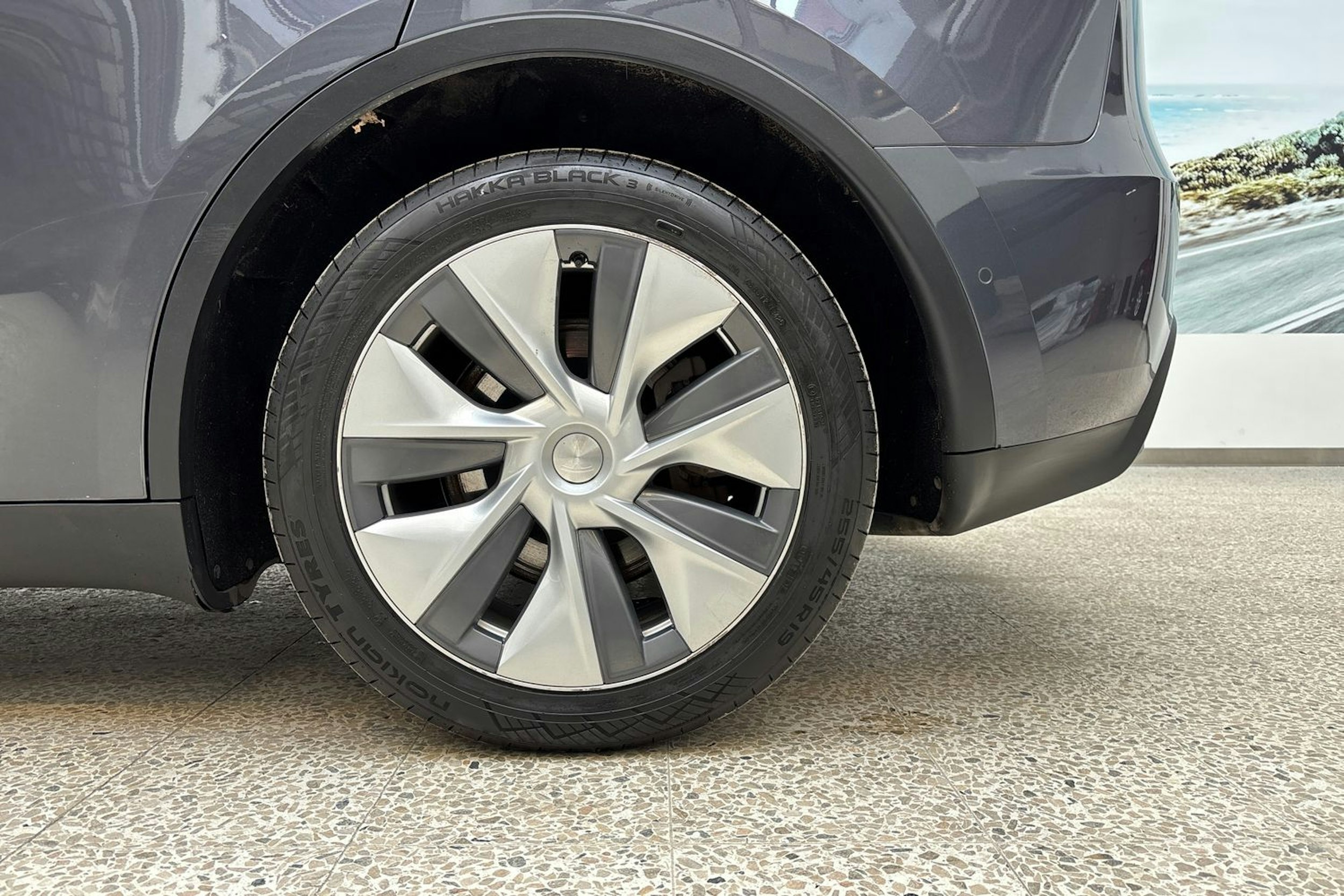 harmaa Tesla Model Y 2022 kuva 9.