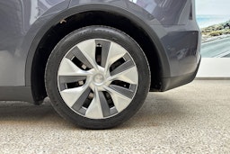 harmaa Tesla Model Y 2022 kuva 9.