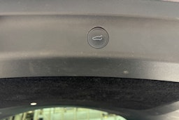 harmaa Tesla Model Y 2022 kuva 12.