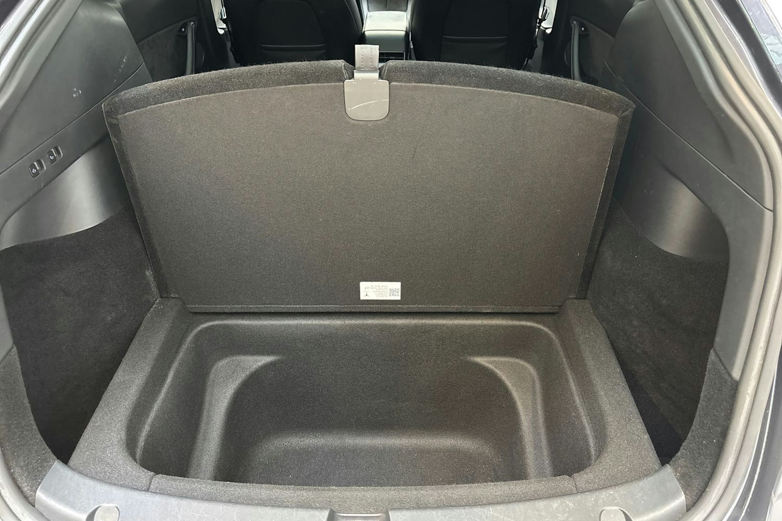 harmaa Tesla Model Y 2022 kuva 13.