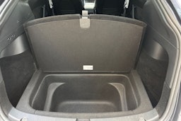 harmaa Tesla Model Y 2022 kuva 13.