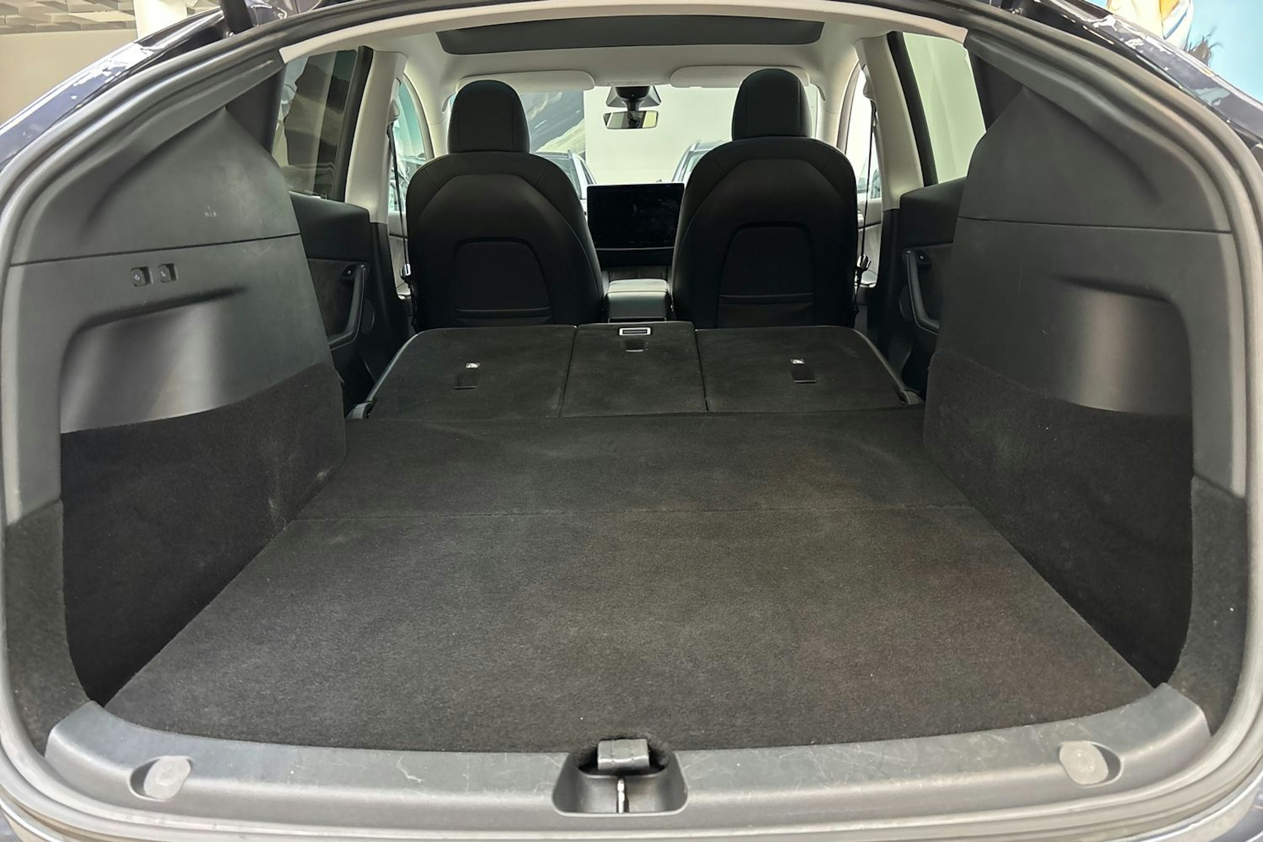 harmaa Tesla Model Y 2022 kuva 14.