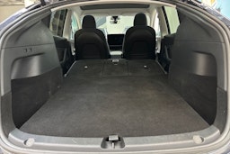 harmaa Tesla Model Y 2022 kuva 14.