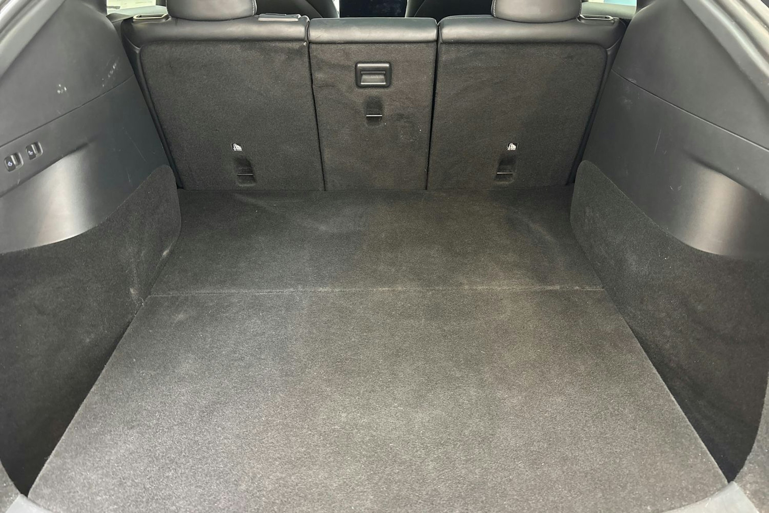 harmaa Tesla Model Y 2022 kuva 15.