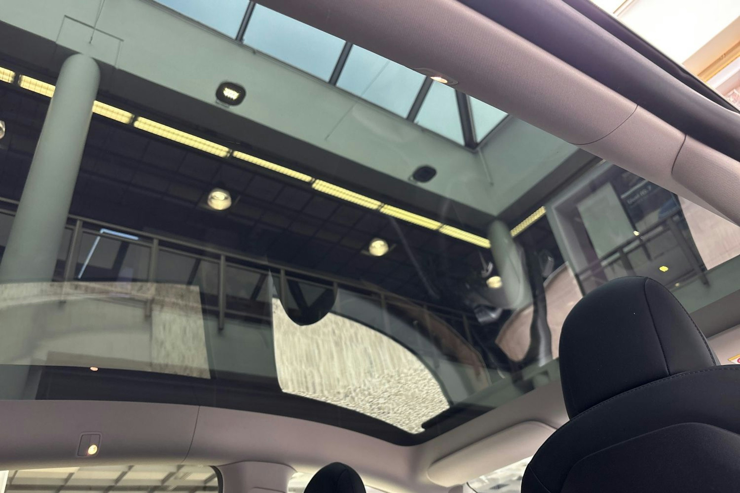 harmaa Tesla Model Y 2022 kuva 16.