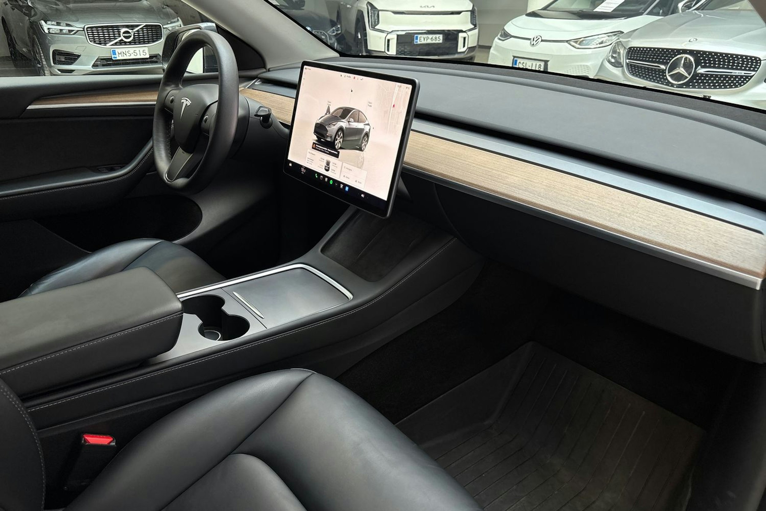 harmaa Tesla Model Y 2022 kuva 17.