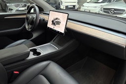 harmaa Tesla Model Y 2022 kuva 17.