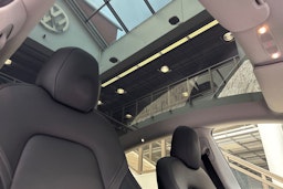 harmaa Tesla Model Y 2022 kuva 18.