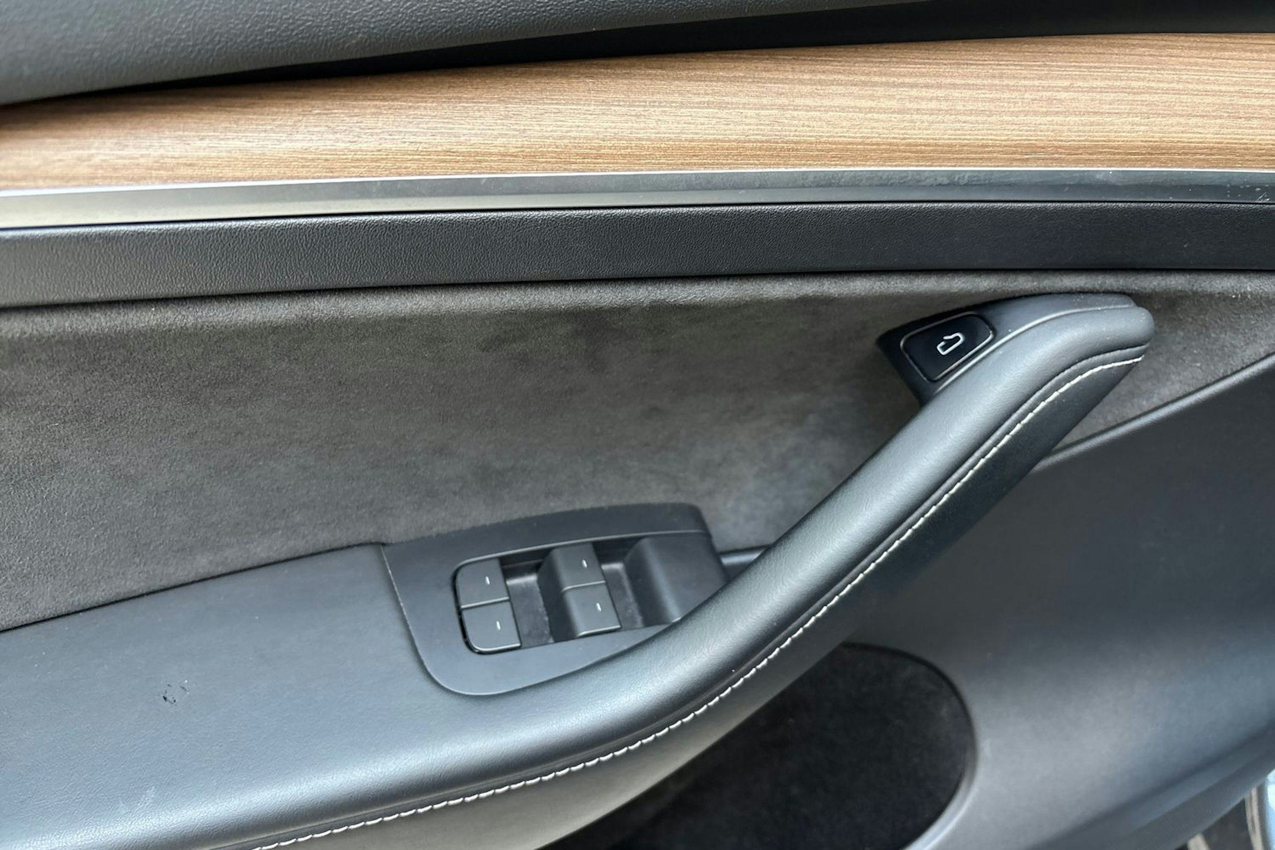 harmaa Tesla Model Y 2022 kuva 19.