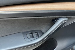 harmaa Tesla Model Y 2022 kuva 19.
