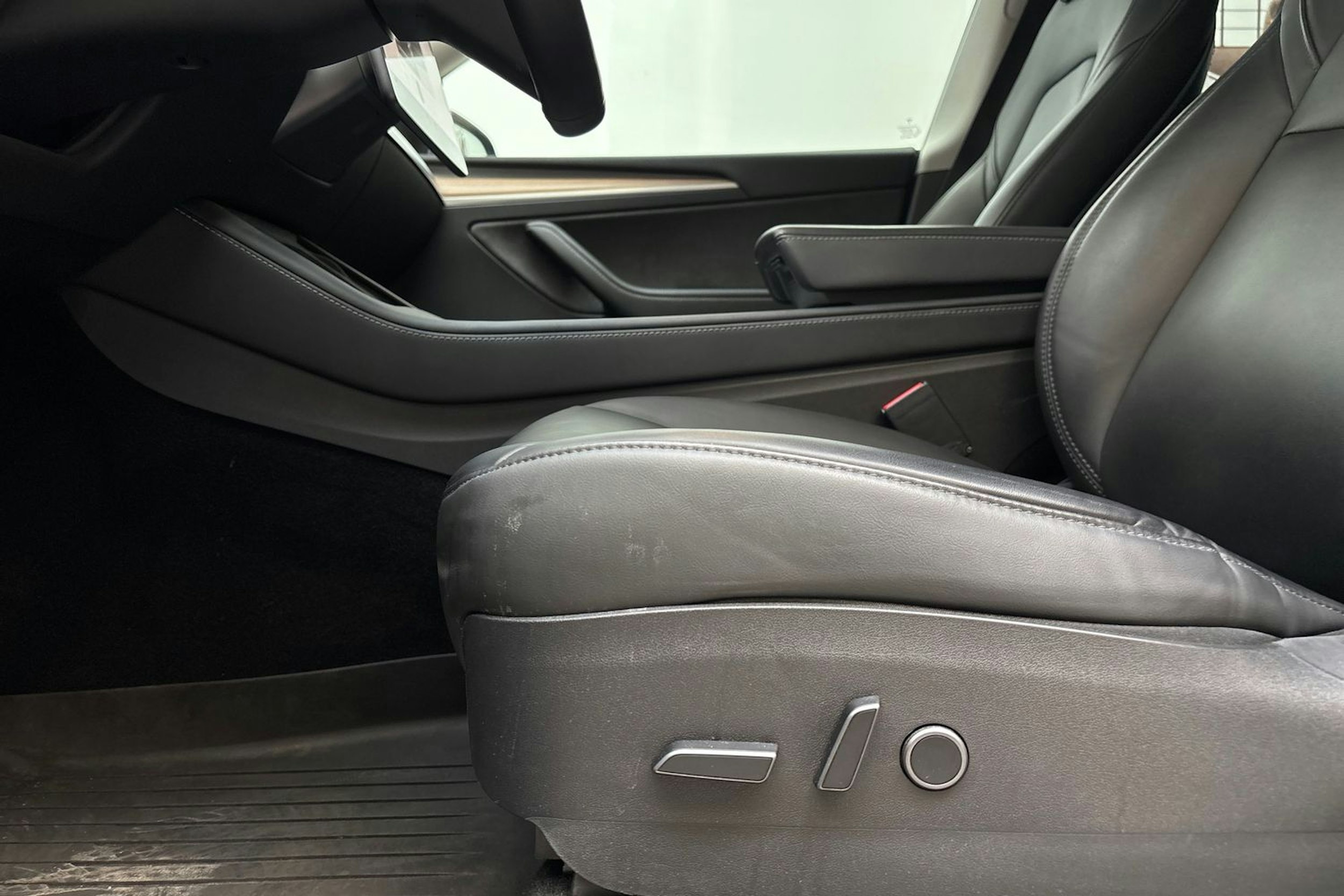 harmaa Tesla Model Y 2022 kuva 20.